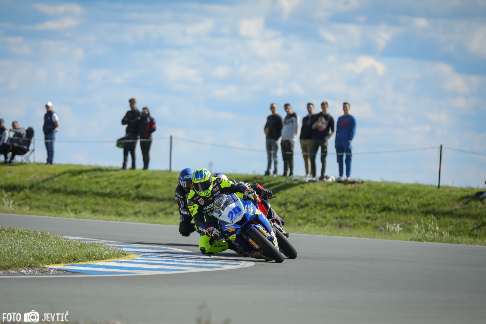 3a4af7ff-079f-4d33-a8e8-821bd38a323f