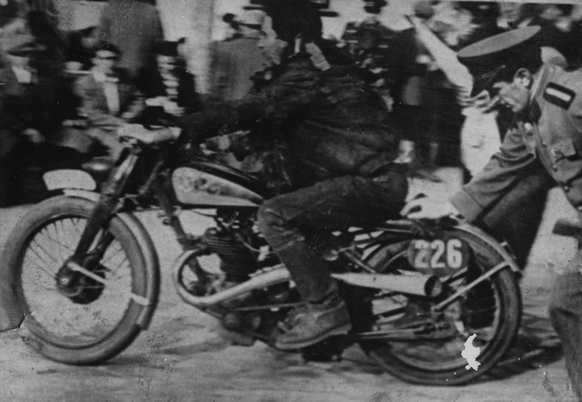 ioan-ilie-pascota-motocicleta