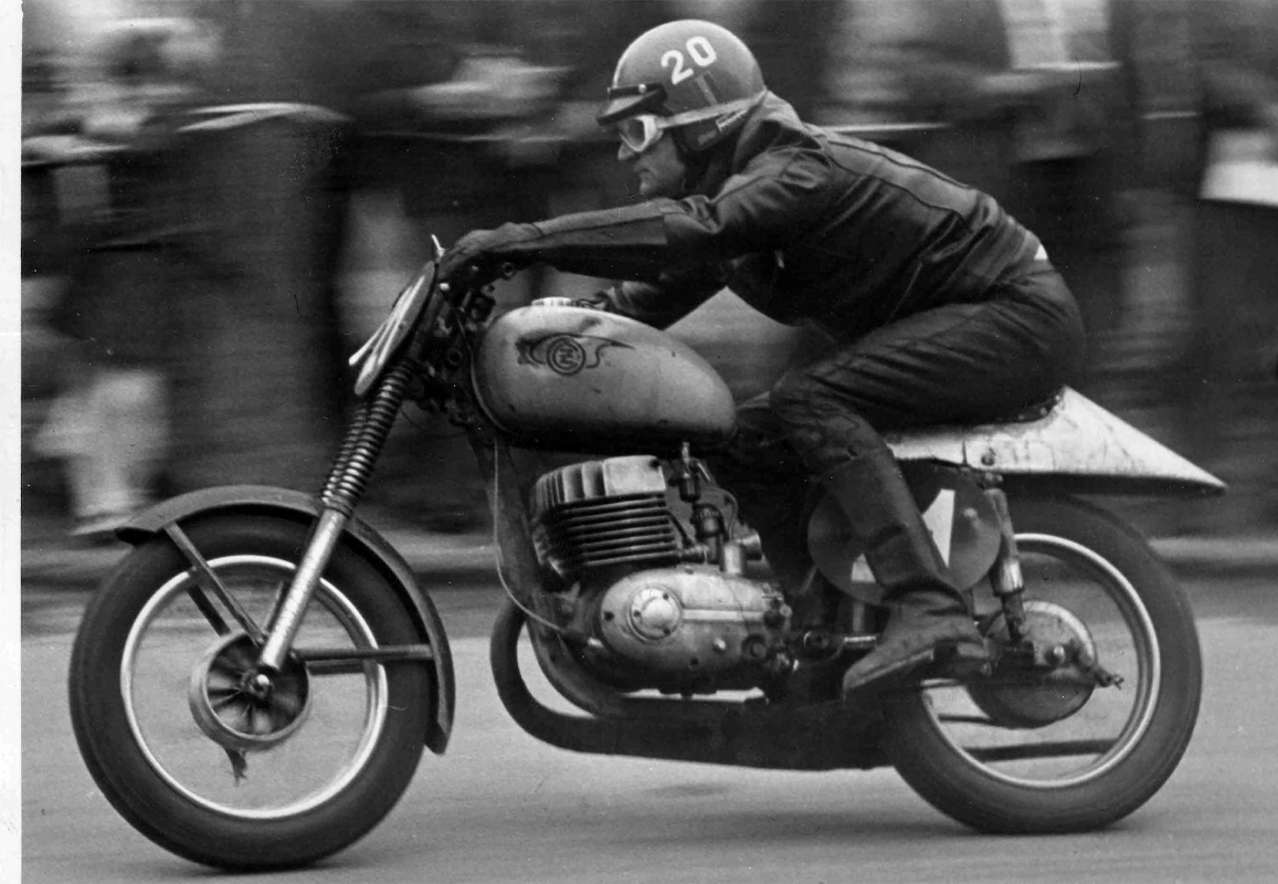 poza-ioenl-pascota-moto